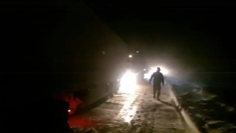 В четырех областях республики ведутся работы по эвакуации граждан из снежных заносов