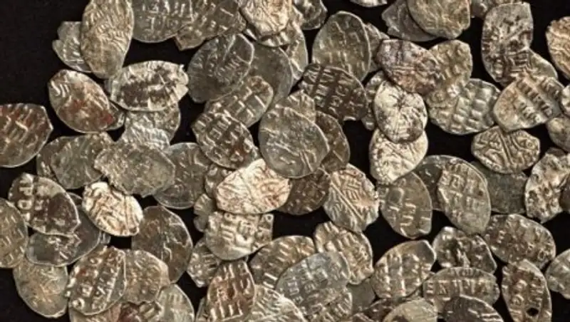 В центре Москвы нашли клад с монетами петровских времен