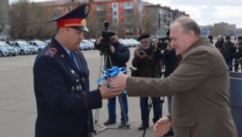 Полицейским СКО вручили ключи от машин