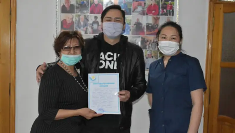 Представители театра им. Н. Сац и фонда "Дегдар" продолжили акцию по раздаче масок