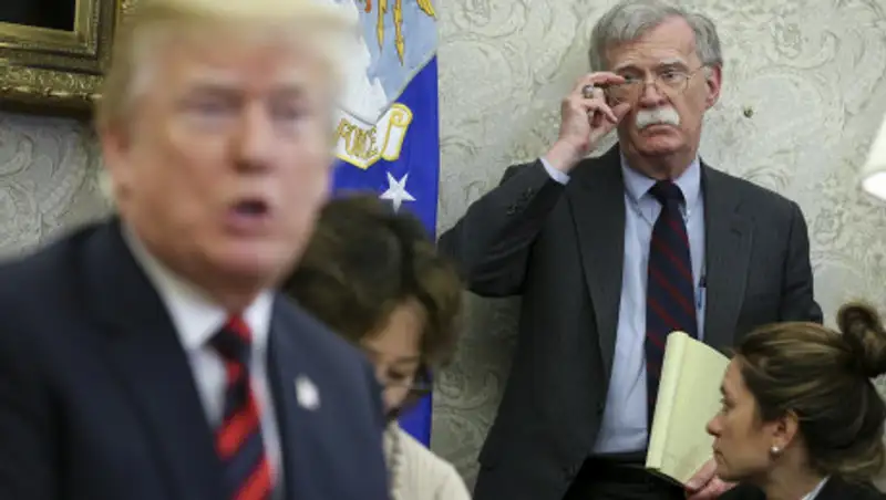 Трамп был против военной помощи Украине − Болтон