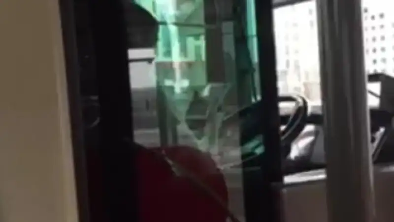 Столичный водитель автобуса с планшетом в руках разозлил казахстанцев