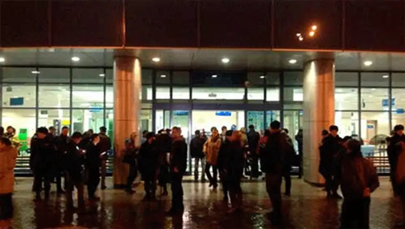 Аэропорт Казани возобновил работу после трагедии, фото - Новости Zakon.kz от 19.11.2013 03:04