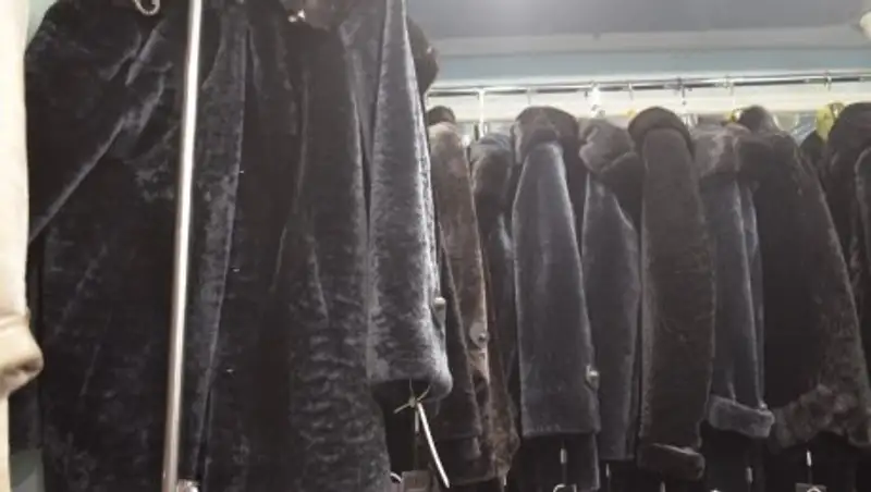 Вор забрался в магазин по трубопроводу и украл 16 шуб в Актау