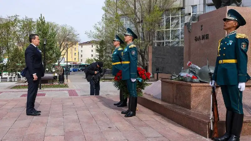 Алихан Смаилов возложил цветы к памятнику Алие Молдагуловой