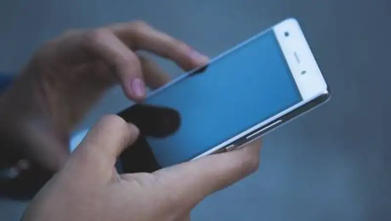 Популярный миф о темном режиме для смартфона опровергли эксперты