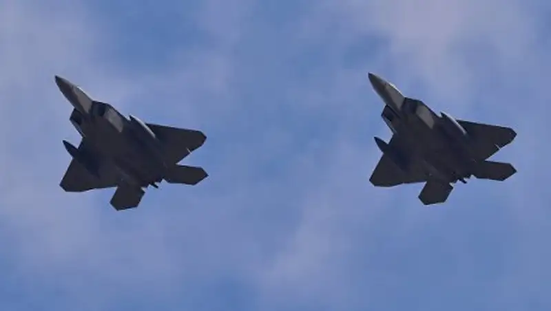 Истребитель ВВС США сбросил два топливных бака в южнокорейское озеро