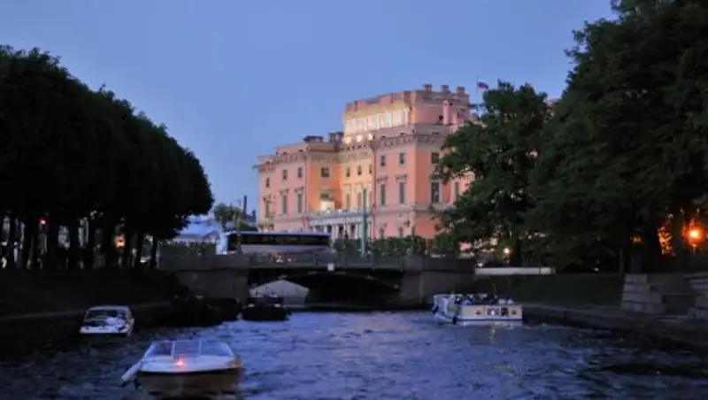 В Санкт-Петербурге теплоход столкнулся с мостом, есть пострадавшие