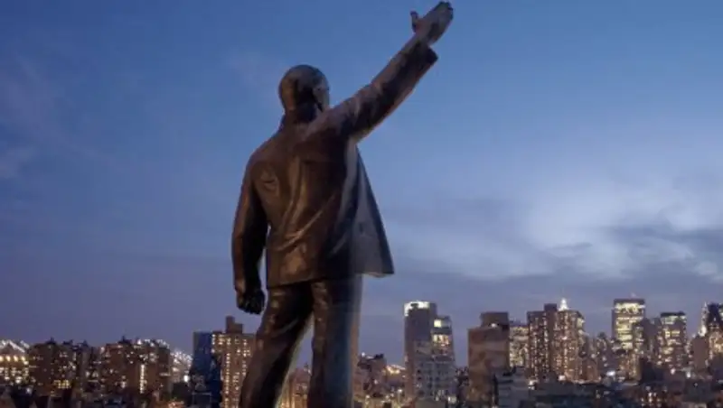 С крыши здания в Нью-Йорке убрали простоявшую там 20 лет статую Ленина