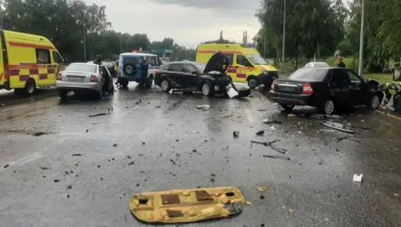 Четыре автомобиля жестко столкнулись в Усть-Каменогорске