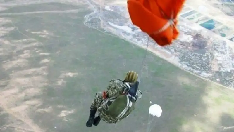 Казахстанские десантники успешно освоили новую парашютную систему «Беркут»