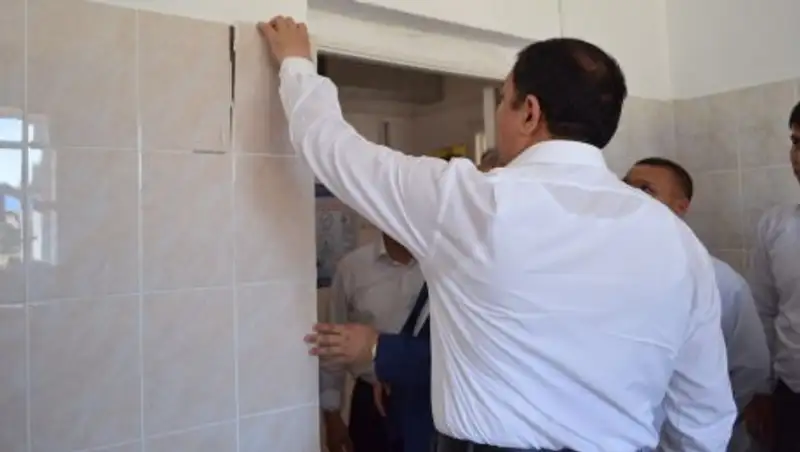 Ногаев разобрал по плиткам новую поликлинику в Исатайском районе