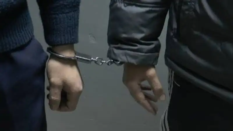 Душили и угрожали: двух таксистов обвиняют в изнасиловании женщины в ЗКО