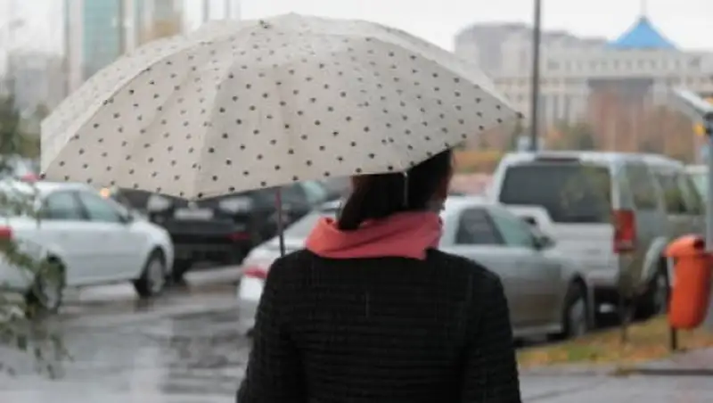 Астанчане достают теплые вещи и не расстаются с зонтиками