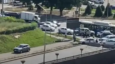 Водители в Алматы объезжают пробки на аль-Фараби прямо по тротуару, фото - Новости Zakon.kz от 18.07.2023 10:42