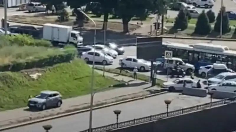 Нашли секретный проезд: из-за пробок на аль-Фараби в Алматы водители ездят по тротуару