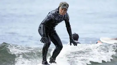 японский серфер, фото - Новости Zakon.kz от 03.04.2023 17:24