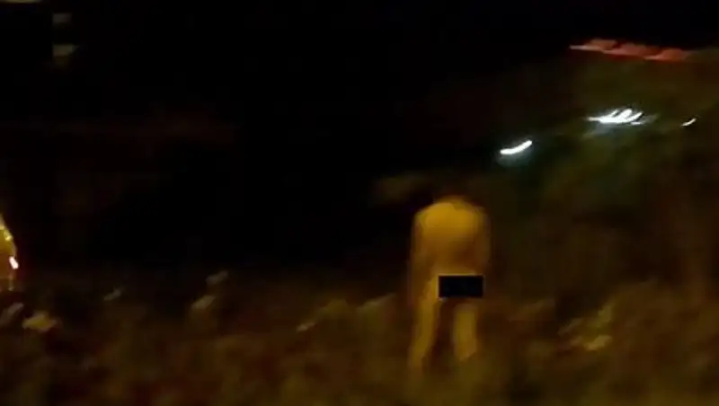 В Шымкенте неизвестные из авто устроили стрельбу по голому парню