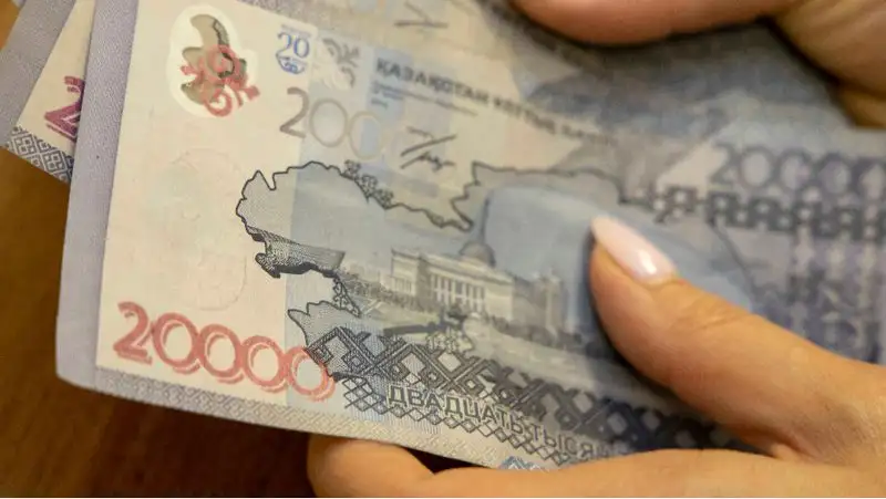 Почти миллион тенге оставил в банкомате житель столицы