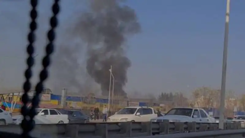 На рынке автозапчастей в Алматы произошел пожар