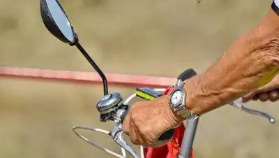 курьер, украл велосипед в Нур-Султане , фото - Новости Zakon.kz от 15.06.2022 11:39