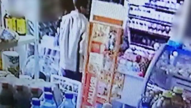 Супруги обокрали магазин в Алматинской области и попали на видео