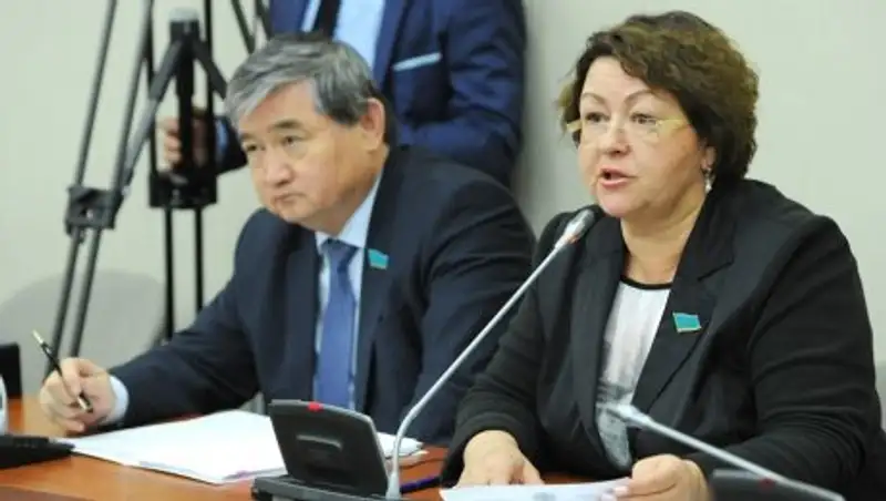 Учителя пожаловались депутатам на тяжелые условия при аттестации