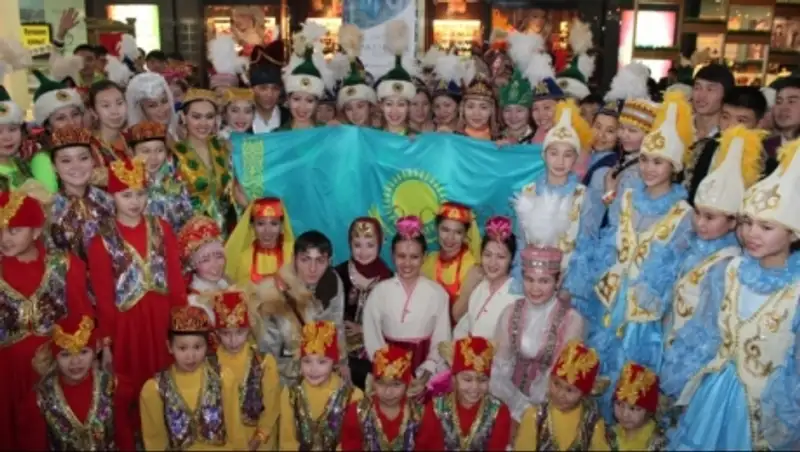 В Алматы посетителей торгового центра удивили флеш-мобом 