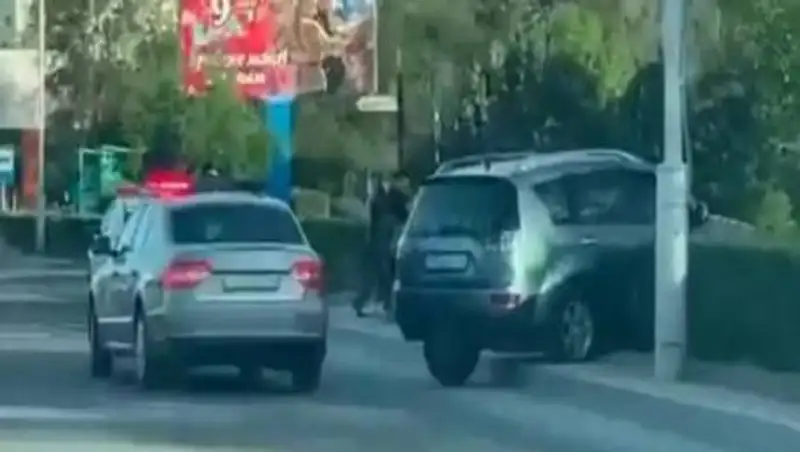 В Актау пьяный водитель вылетел с дороги