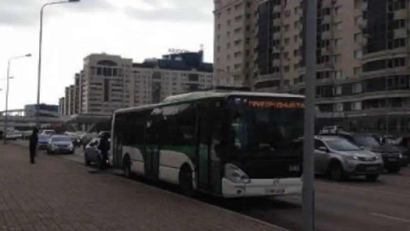 Мужчину в бронежилете с подозрительным чемоданом искали в автобусе в Астане