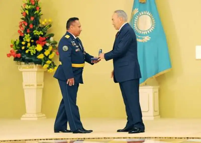 Президент Казахстана вручил генеральские погоны представителям Минобороны, КНБ, МЧС и СОП (фото) Президент Казахстана вручил генеральские погоны представителям Минобороны, КНБ, МЧС и СОП (фото), фото - Новости Zakon.kz от 07.05.2012 17:46