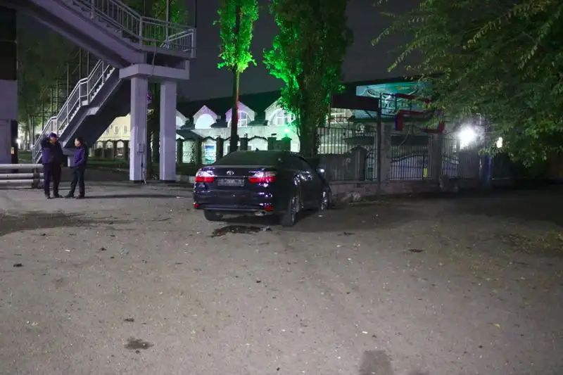 Toyota Camry снесла остановку и забор в центре Алматы, фото - Новости Zakon.kz от 29.10.2023 05:01