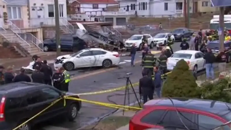 В Нью-Джерси пассажирский самолет рухнул прямо на городскую улицу