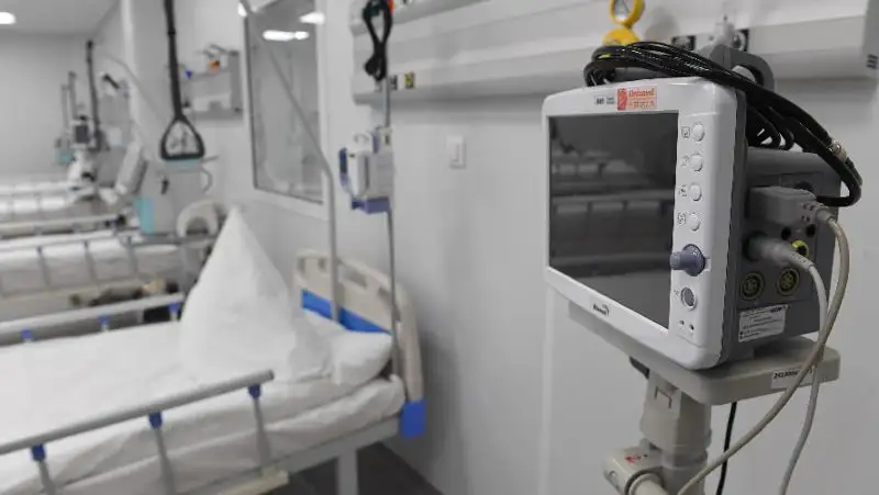 Нападение на писателя в Нью-Йорке: Салмана Рушди сняли с ИВЛ