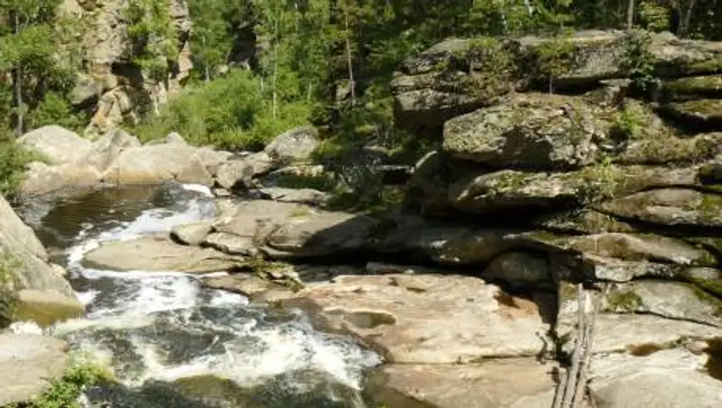 Мужчина сорвался со скалы в водопад в Зеренде