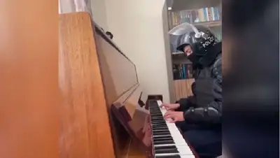 Полицейский за игрой на фортепиано, фото - Новости Zakon.kz от 14.01.2022 10:29