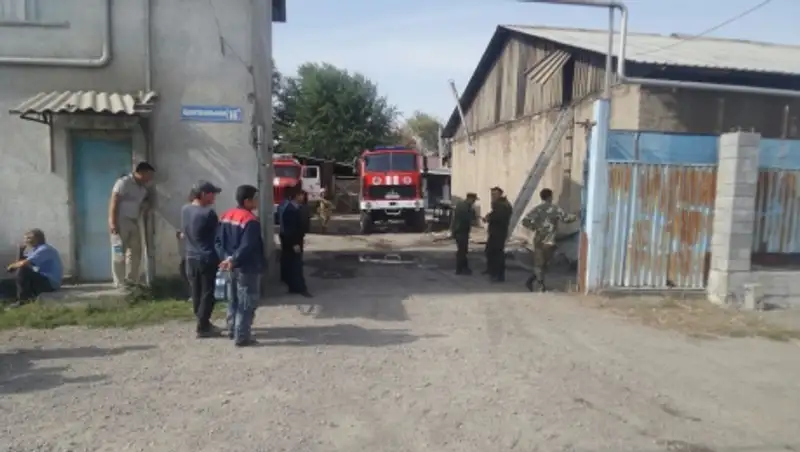 Крыша мебельного цеха горела в Алматы