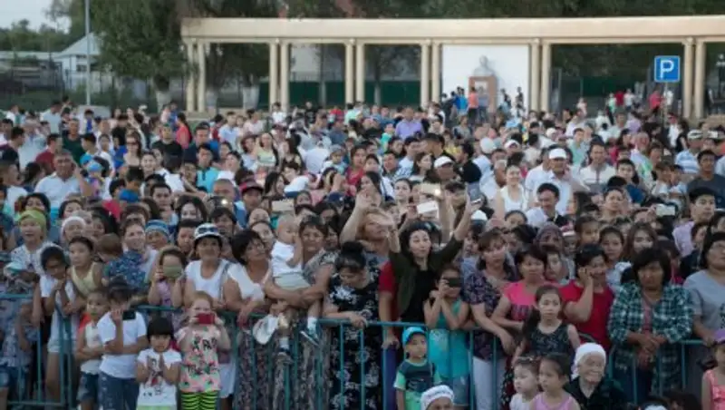 В райцентре Атырауской области концерт ко дню столицы собрал 5 тысяч зрителей