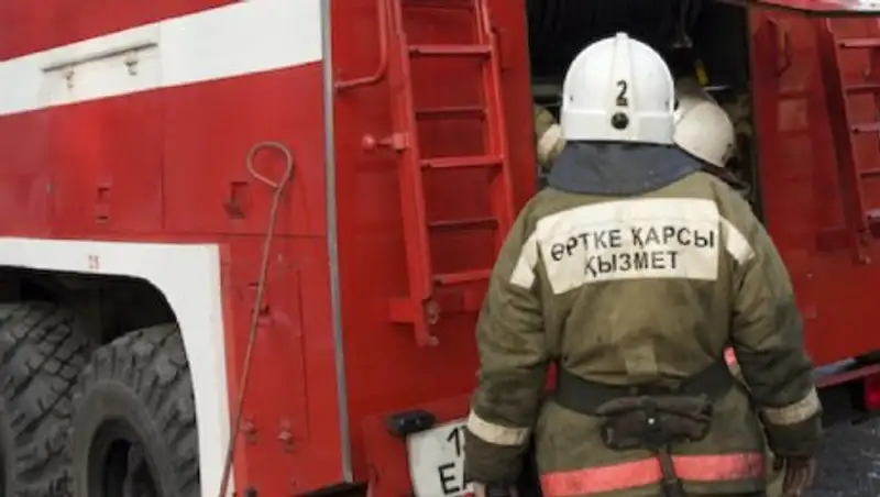 В Астане произошел пожар в жилой пятиэтажке