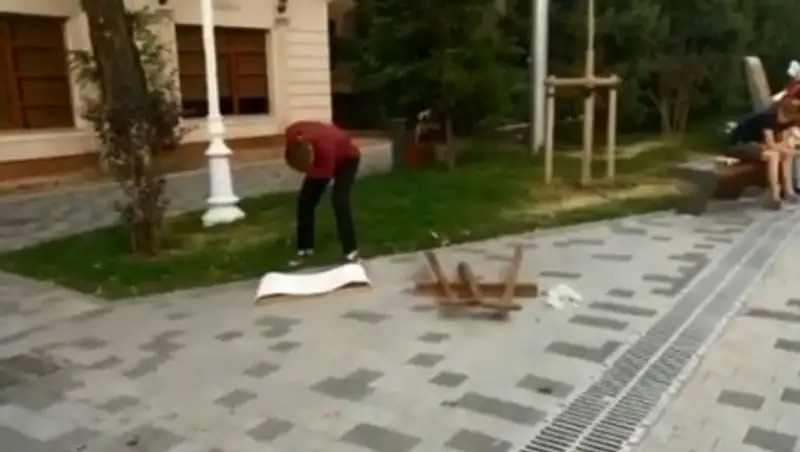 В Алматы художник отрезал себе ухо