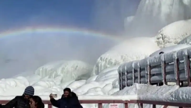 Заледеневший Ниагарский водопад удивил туристов