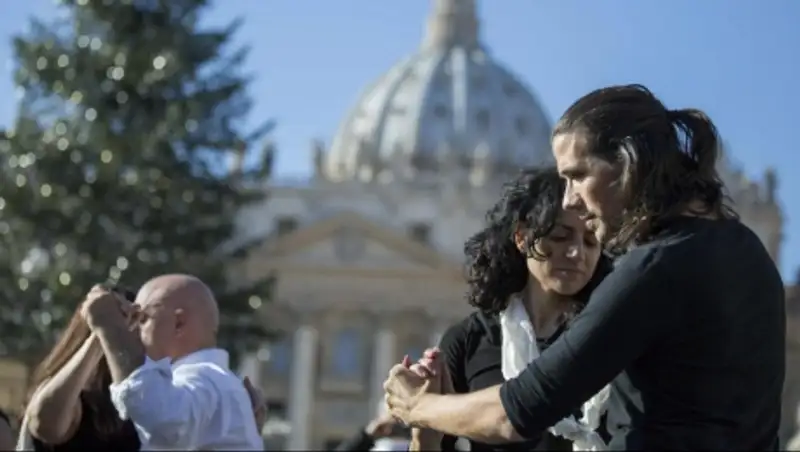 День рождения папы римского отметили массовым танго