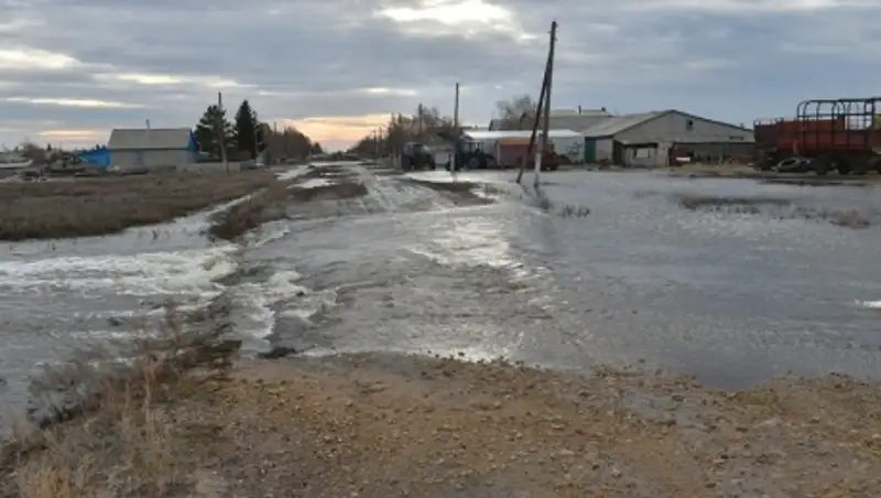 В селах Донецкое и Ясная поляна в СКО продолжается борьба с паводком