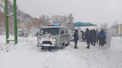38 автомобилей застряли в горах Алматы, фото - Новости Zakon.kz от 04.01.2023 21:06