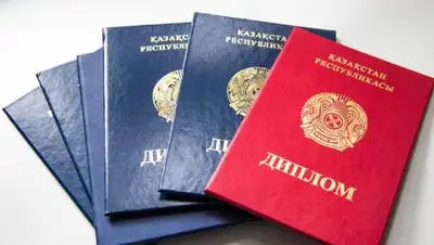 дипломы, фото - Новости Zakon.kz от 24.08.2022 13:07