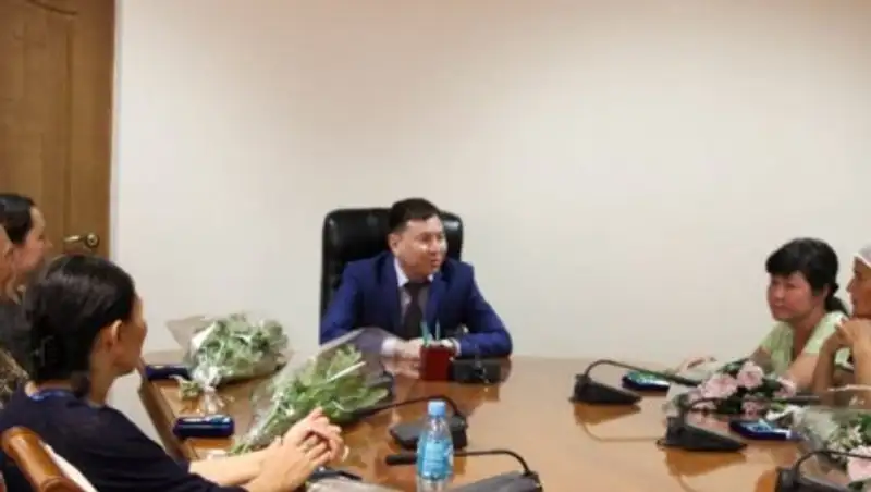 В Астане многодетных матерей наградили знаками «Алтын ал&#1179;а» и «К&#1199;міс ал&#1179;а»