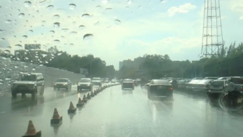 В Алматы дождем подтопило более 10 частных домов