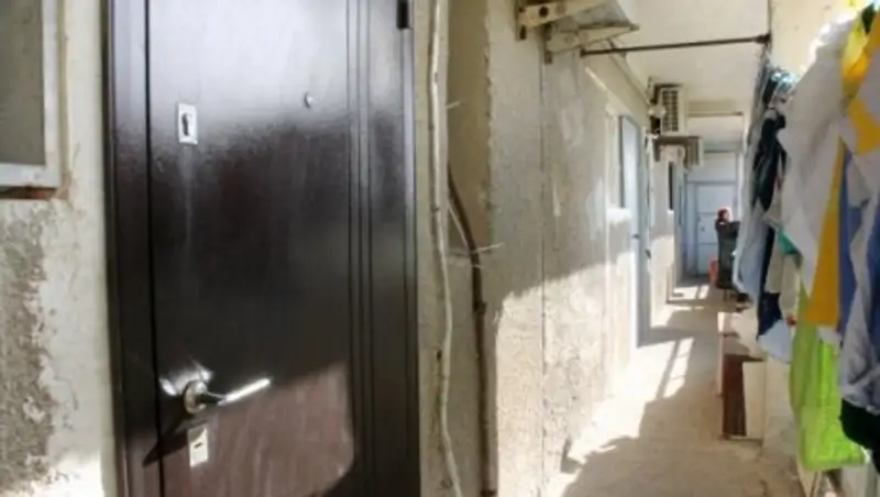 Под предлогом травли тараканов в Актау мужчина обокрал 83-летнюю пенсионерку