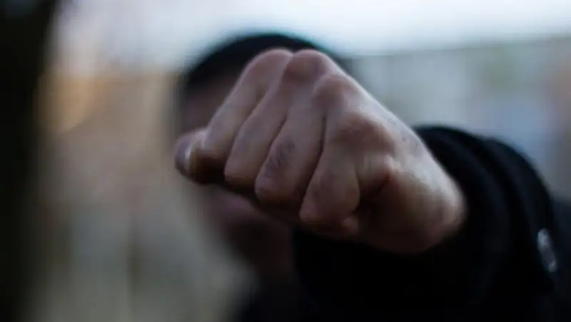 Студента-инвалида, работающего клоуном в детской больнице, избили в Алматы