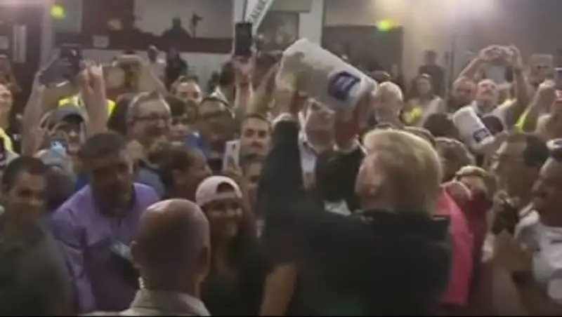 Трамп на встрече с жителями Пуэрто-Рико бросал в толпу бумажные полотенца